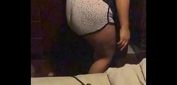  Gordita tragándose el short y le queda bien metido